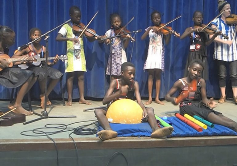 Fête de la musique au Burkina : Elles jouent parfaitement du violon …