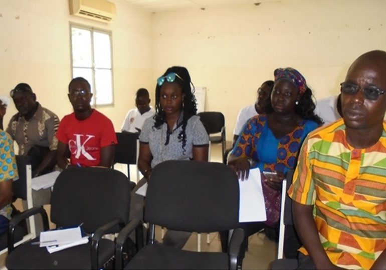Peinture: Conférence de presse sur les Amazones de Ahoua YAMEOGO