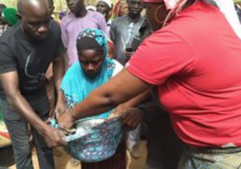 L’artiste Mano vient en aide aux déplacés internes de Toudweogo
