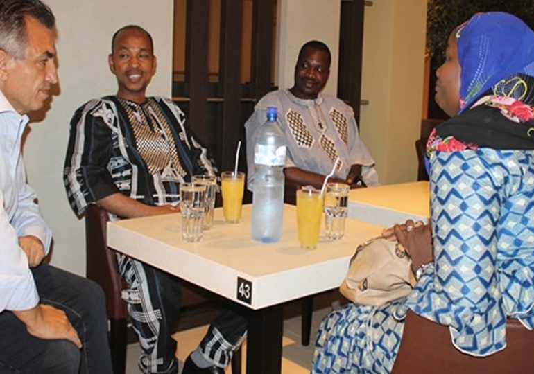 Le Ministre Tahirou BARRY au Cappuccino: Pour féliciter et encourager le promoteur