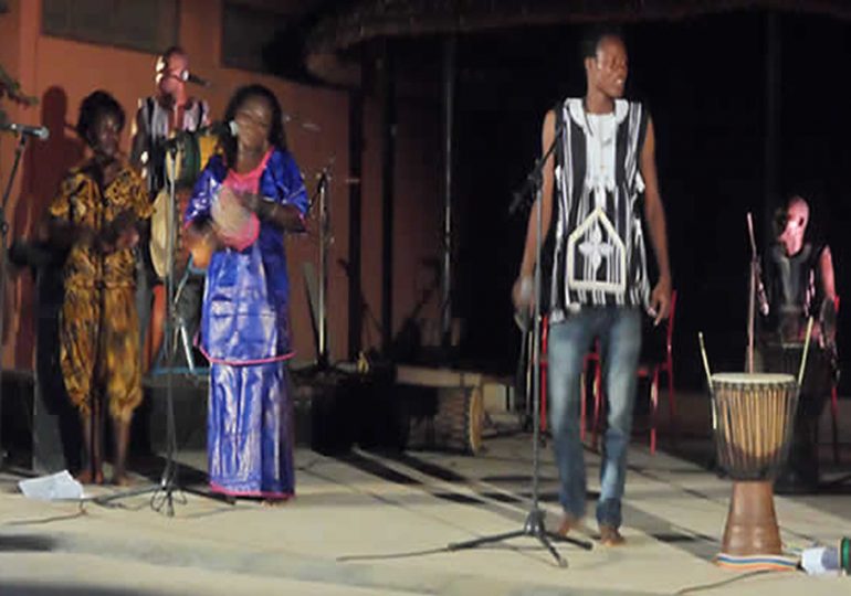 Café-concert : La troupe Faso Djarabi enflamme le podium