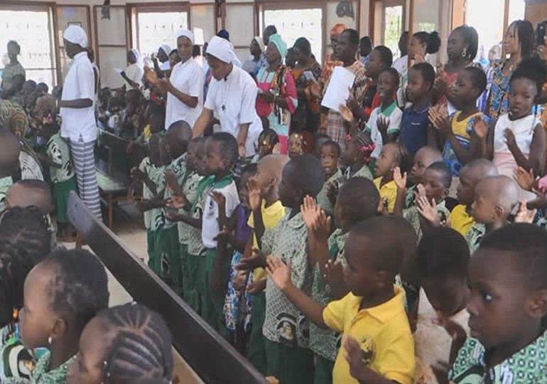 Education : Les tous petits de Marie POUSSEPIN ont prié pour la paix au Burkina Faso.