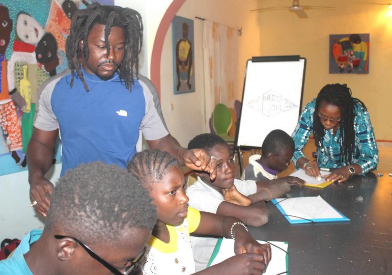 Peinture : Formation d'une dizaine d'enfants mal entendants à  l’Espace Soarba