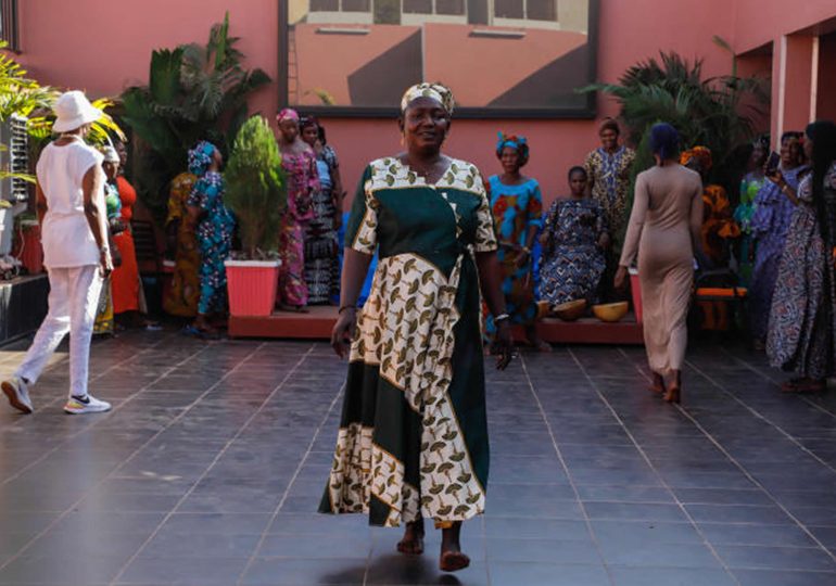 Au Mali, conte de Noël pour vingt orpailleuses devenues mannequins