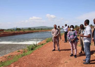 Tourisme interne: la ministre THIOMBIANO sur les bords du barrage de Samendeni