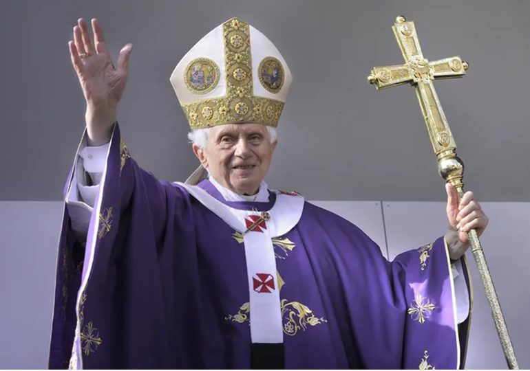 Réligion : mort  du Benoît XVI