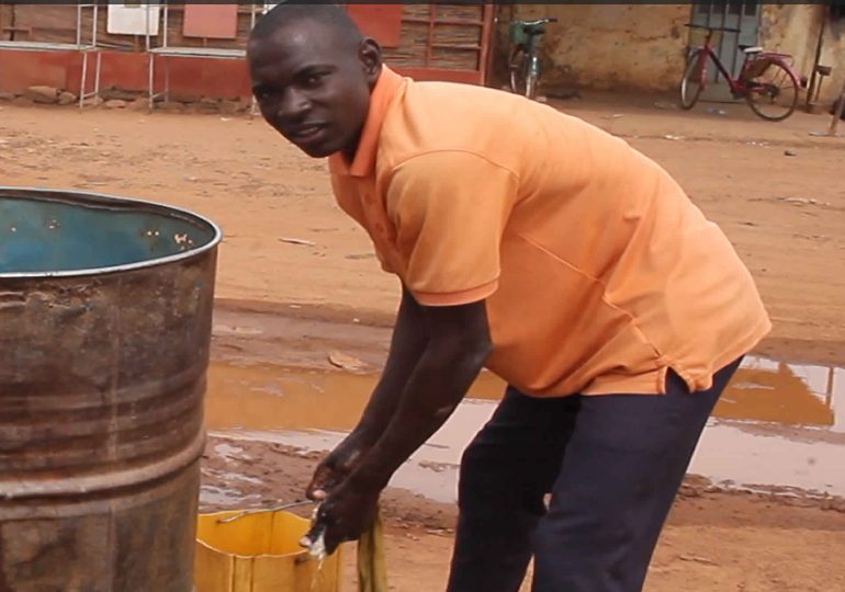 Burkina : Les « laveurs d’engins à 2 roues », le métier nourrit son homme