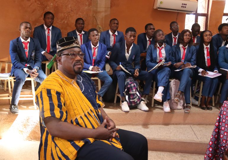 Des étudiants de l'Université Aube Nouvelle rencontrent le Dr Dramane Konaté